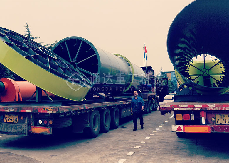 三亞客戶粉狀有機(jī)肥生產(chǎn)線發(fā)貨現(xiàn)場-履帶式翻堆機(jī) 三亞客戶粉狀有機(jī)肥生產(chǎn)線發(fā)貨現(xiàn)場-履帶式翻堆機(jī)